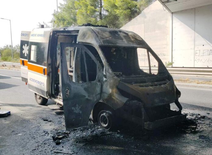 Ασθενοφόρο κάηκε ολοσχερώς στην Εθνική Οδό Λάρισας – Βόλου Ασθενοφόρο κάηκε ολοσχερώς στην Εθνική Οδό Λάρισας – Βόλου