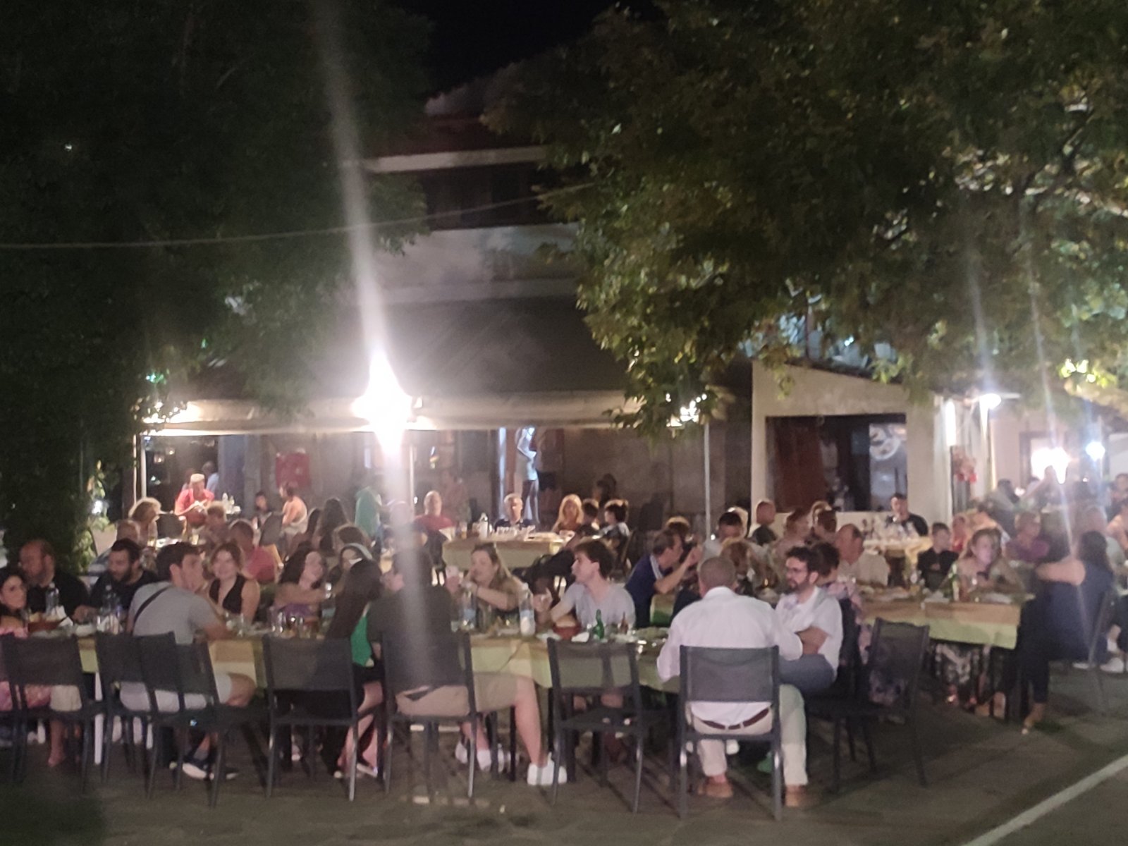 ΛΑΪΚΟ ΓΛΕΝΤΙ, ΘΕΑΤΡΙΚΗ ΠΑΡΑΣΤΑΣΗ ΚΑΙ ΦΙΛΟΞΕΝΙΑ ΤΩΝ ΥΠΟΤΡΟΦΩΝ ΟΜΟΓΕΝΩΝ ΑΠΟ ΤΙΣ ΗΠΑ ΣΤΗ ΜΑΡΩΝΕΙΑ ΛΑΪΚΟ ΓΛΕΝΤΙ, ΘΕΑΤΡΙΚΗ ΠΑΡΑΣΤΑΣΗ ΚΑΙ ΦΙΛΟΞΕΝΙΑ ΤΩΝ ΥΠΟΤΡΟΦΩΝ ΟΜΟΓΕΝΩΝ ΑΠΟ ΤΙΣ ΗΠΑ ΣΤΗ ΜΑΡΩΝΕΙΑ