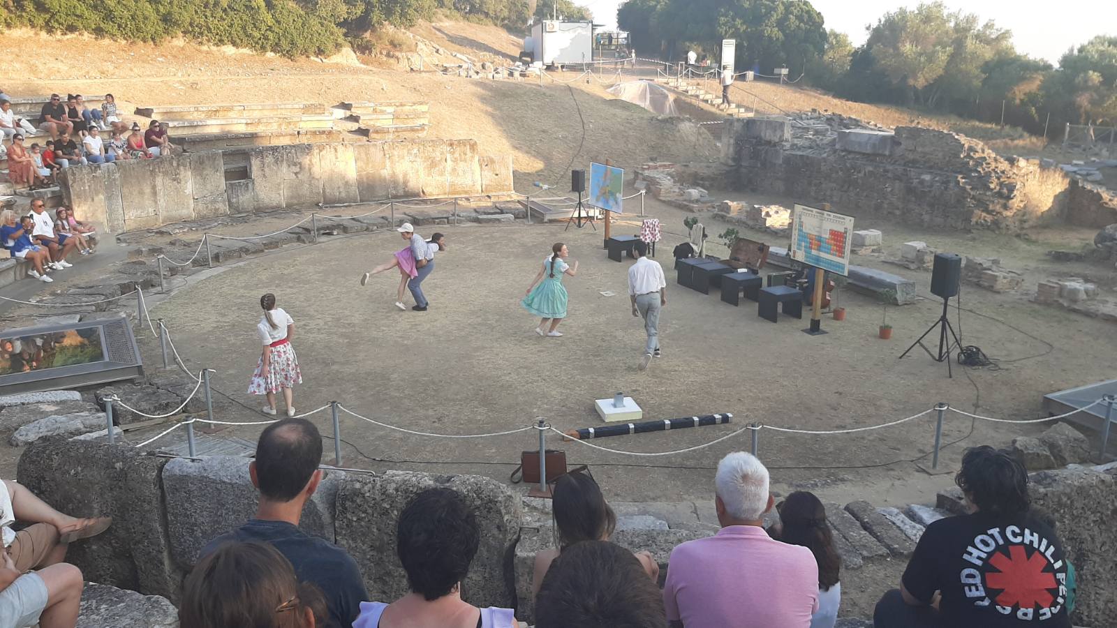 Η παιδική παράσταση «ΕΜΕΝΑ ΜΕ ΝΟΙΑΖΕΙ» ανέβηκε στο Αρχαίο Θέατρο Μαρώνειας Η παιδική παράσταση «ΕΜΕΝΑ ΜΕ ΝΟΙΑΖΕΙ» ανέβηκε στο Αρχαίο Θέατρο Μαρώνειας