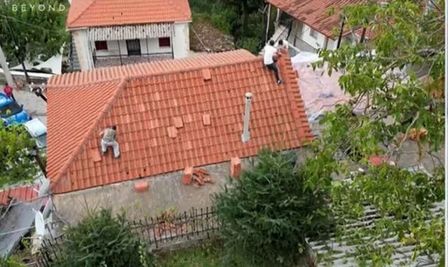 Καλάβρυτα: Άνδρας καταπλακώθηκε την ώρα που επισκεύαζε τη στέγη του από την χαλαζόπτωση Καλάβρυτα: Άνδρας καταπλακώθηκε την ώρα που επισκεύαζε τη στέγη του από την χαλαζόπτωση