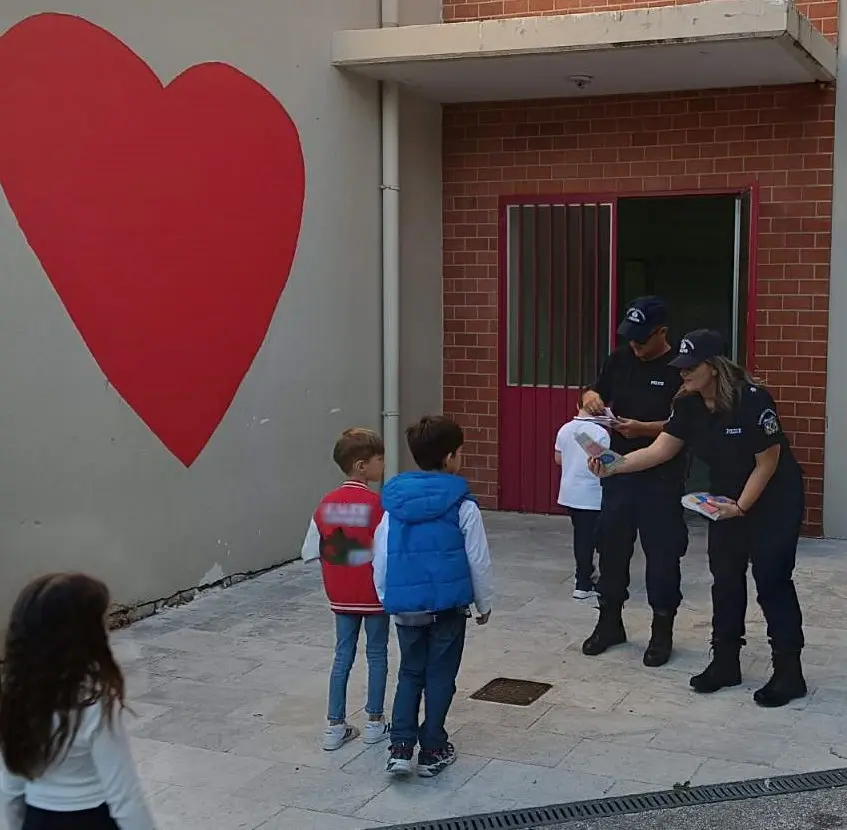 Η Ελληνική Αστυνομία βρέθηκε σήμερα στα δημοτικά σχολεία της Ανατολικής Μακεδονίας και της Θράκης Η Ελληνική Αστυνομία βρέθηκε σήμερα στα δημοτικά σχολεία της Ανατολικής Μακεδονίας και της Θράκης
