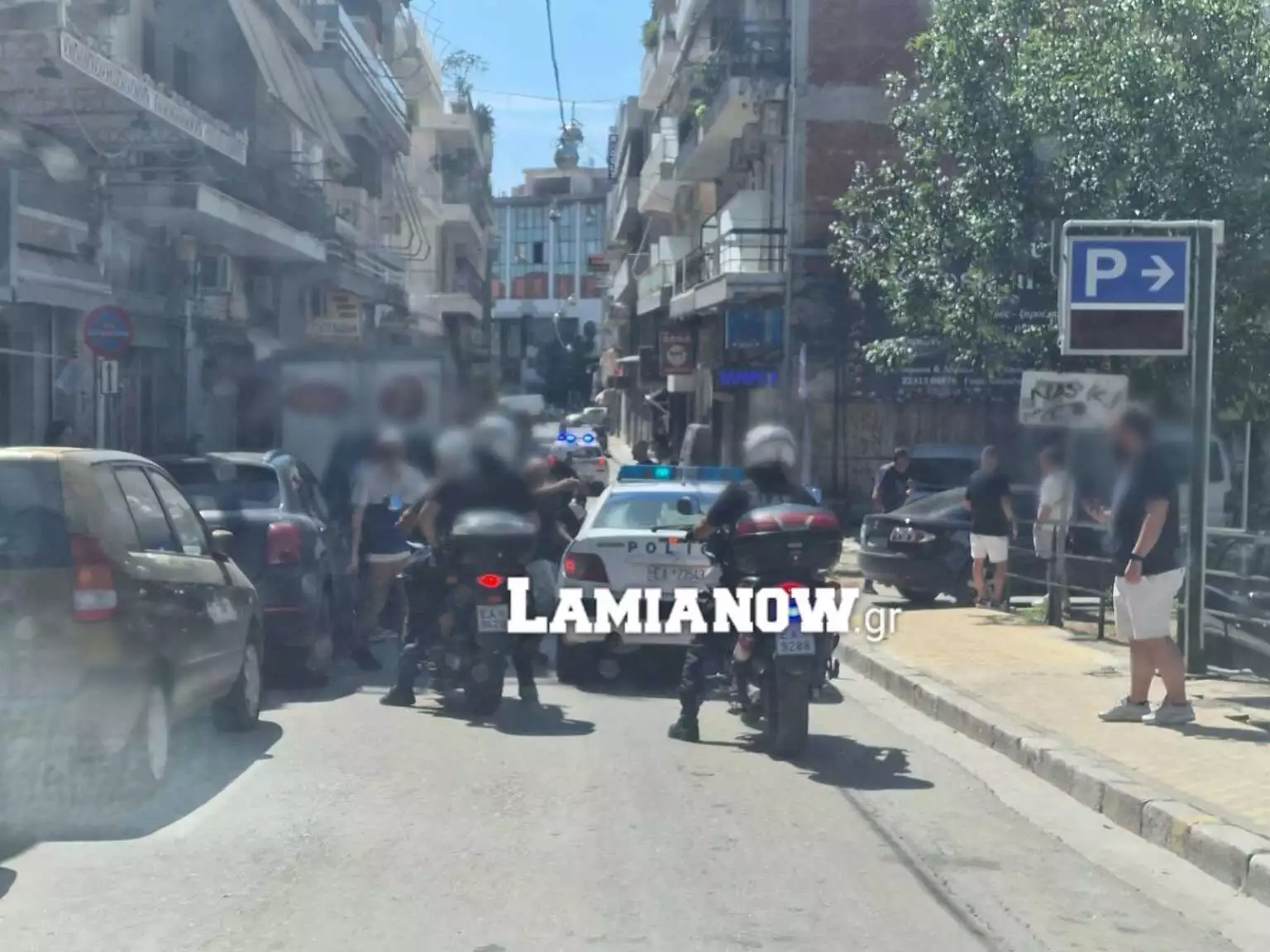 Σαράντα νεαροί πλακώθηκαν με λοστάρια και καδρόνια στο κέντρο της πόλης Σαράντα νεαροί πλακώθηκαν με λοστάρια και καδρόνια στο κέντρο της πόλης