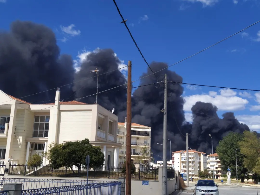 Κομοτηνή: Φωτιά σε παλιές αποθήκες στην ΕΚΤΕΝΕΠΟΛ-Ήχησε το 112 (videos) Κομοτηνή: Φωτιά σε παλιές αποθήκες στην ΕΚΤΕΝΕΠΟΛ-Ήχησε το 112 (videos)