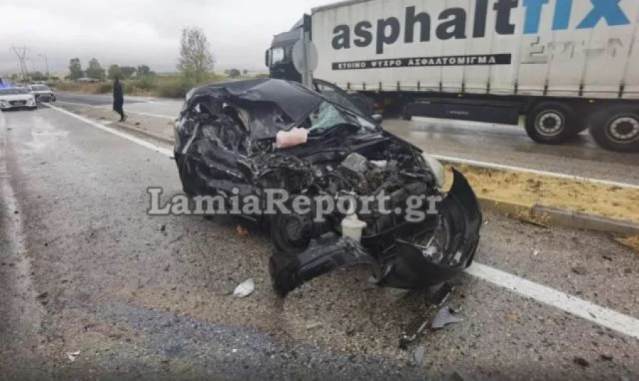 Λαμία: Νταλίκα συγκρούστηκε με δύο αυτοκίνητα – Νεκρή η μια οδηγός