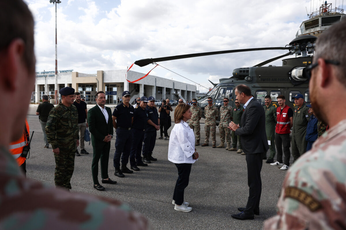 Αλεξανδρούπολη: Με  τους Ελβετούς που συμμετείχαν στην πυρόσβεση της Δαδιάς συναντήθηκε η πρόεδρος της Δημοκρατίας (φωτος)