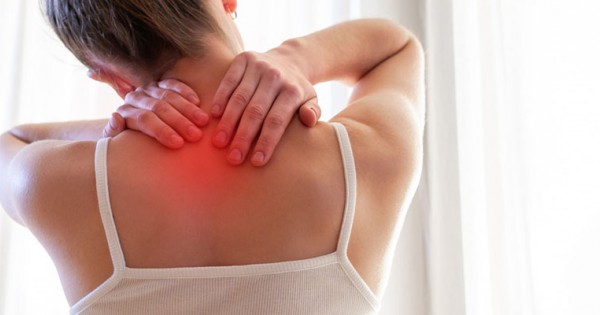 Πόνος στη μέση και αυχενικό σύνδρομο: 6 tips για να περιορίσετε τις ενοχλήσεις