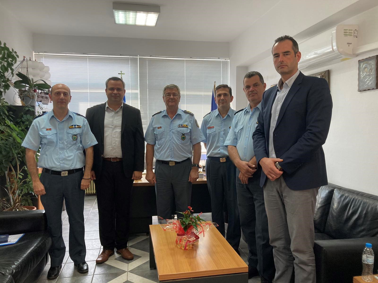 Καβάλα: Συνάντηση Ένωσης Αξιωματικών Ελληνικής Αστυνομίας ΑΜΘ με διευθυντή και προσωπικό Δ.Α. (φωτος) Καβάλα: Συνάντηση Ένωσης Αξιωματικών Ελληνικής Αστυνομίας ΑΜΘ με διευθυντή και προσωπικό Δ.Α. (φωτος)