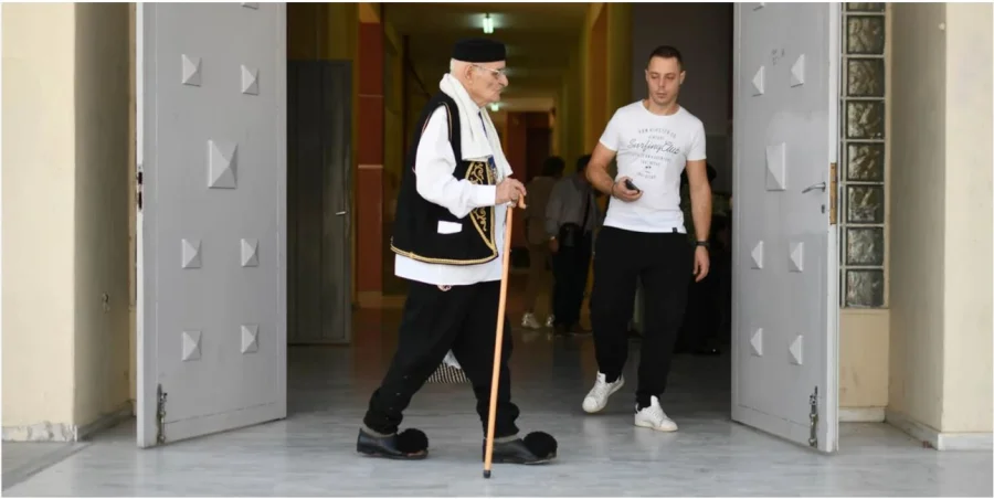 Ηλικιωμένος πήγε να ψηφίσει με τσαρούχια και γκλίτσα Ηλικιωμένος πήγε να ψηφίσει με τσαρούχια και γκλίτσα