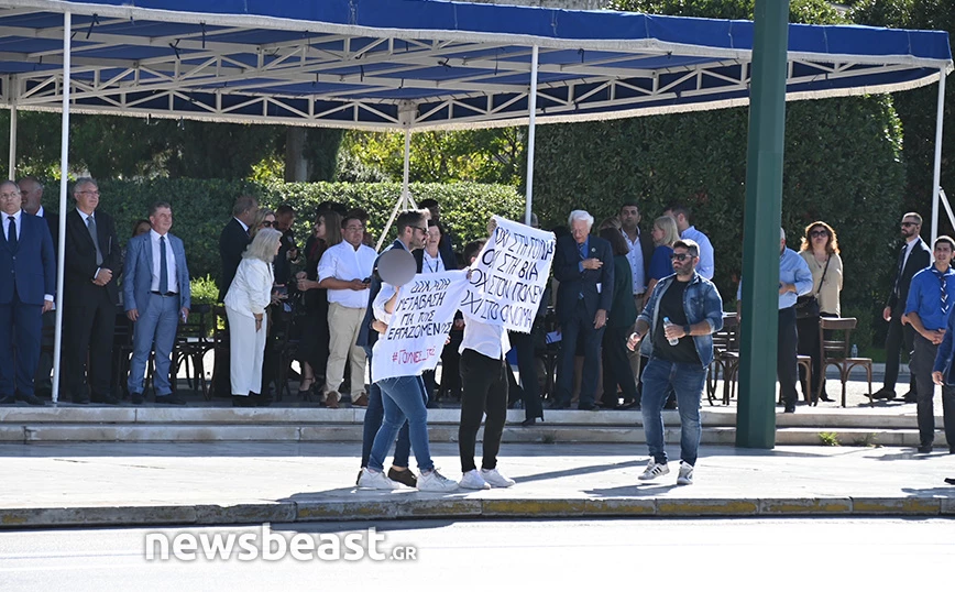Προσαγωγές στη μαθητική παρέλαση για ακτιβιστική δράση μελών της “ΠΟ Νέμεσις” για τη γούνα και τον πόλεμο Προσαγωγές στη μαθητική παρέλαση για ακτιβιστική δράση μελών της “ΠΟ Νέμεσις” για τη γούνα και τον πόλεμο