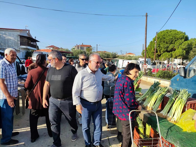 Επίσκεψη του επικεφαλής της “Επανεκκίνησης” Ντίνου Χαριτόπουλου στη λαϊκή αγορά της Ξυλαγανής (φωτος)