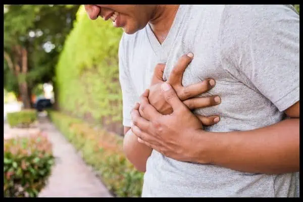 Πότε ο πόνος στο στήθος είναι “καμπανάκι” για καρδιακή προσβολή