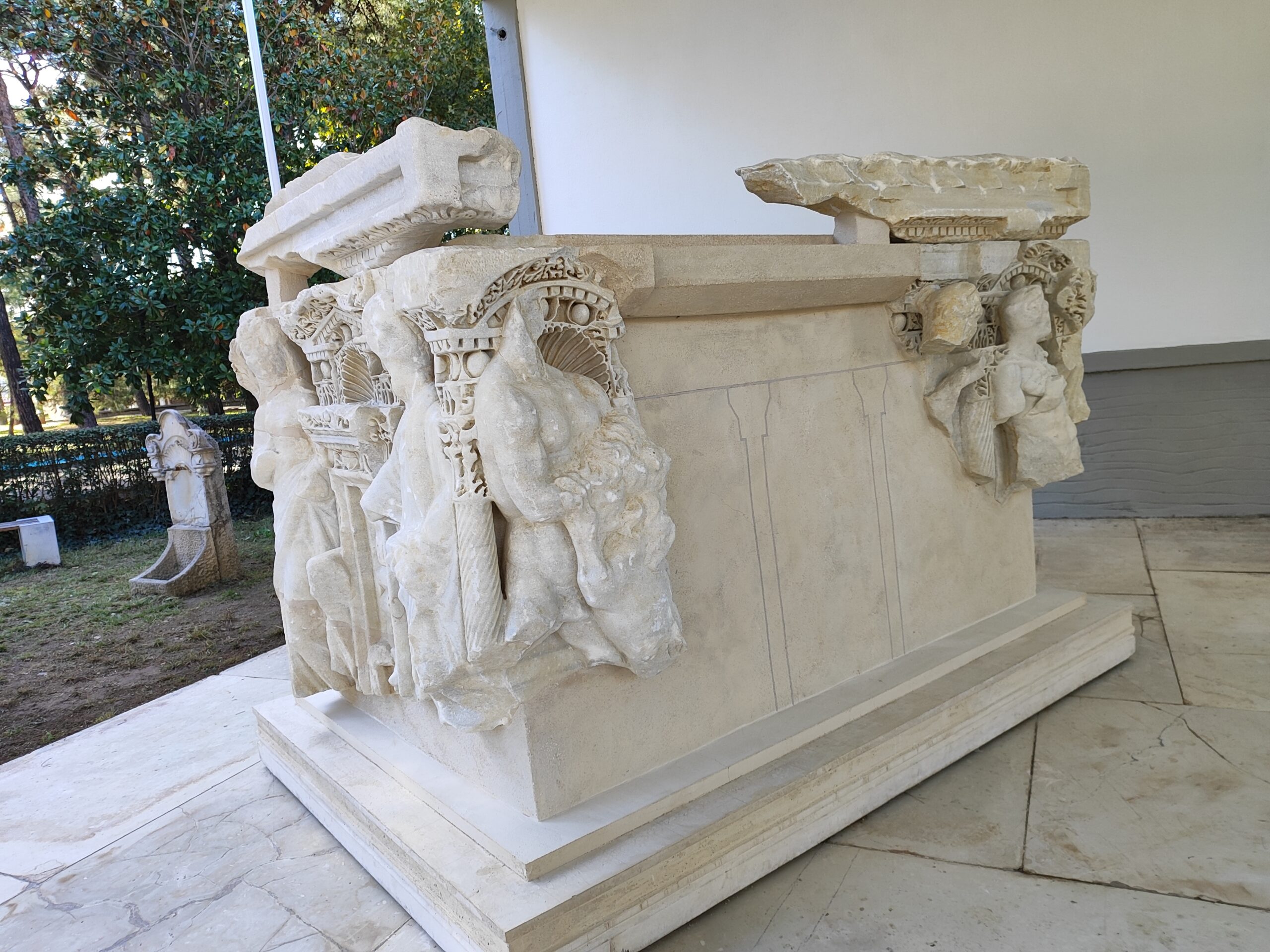 Ρωμαϊκή Κομοτηνή-Σαρκοφάγος και Μιλιάρια: Η εντυπωσιακή έκθεση στο προαύλειο του Αρχαιολογικού Μουσείου Κομοτηνής Ρωμαϊκή Κομοτηνή-Σαρκοφάγος και Μιλιάρια: Η εντυπωσιακή έκθεση στο προαύλειο του Αρχαιολογικού Μουσείου Κομοτηνής