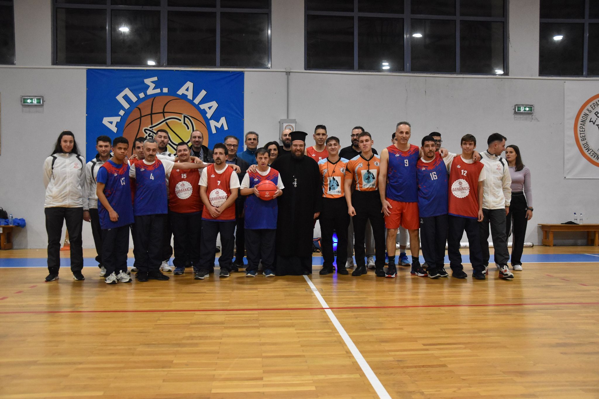 Άμιλλα Stadium Κομοτηνής: Μέλη του Συλλόγου “Άγιοι Θεόδωροι” Ν.Ροδόπης έπαιξαν μπάσκετ με παίκτες του Σβεκκο – Komo Basket League (φωτος) Άμιλλα Stadium Κομοτηνής: Μέλη του Συλλόγου “Άγιοι Θεόδωροι” Ν.Ροδόπης έπαιξαν μπάσκετ με παίκτες του Σβεκκο – Komo Basket League (φωτος)