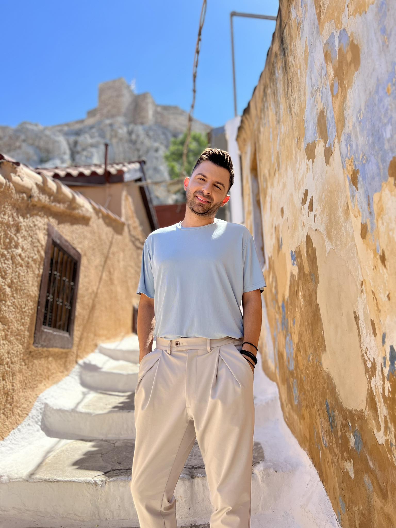 Ο Χρήστος Καρατζάκος δηλώνει «Άστατος» στο νέο του τραγούδι ! Ο Χρήστος Καρατζάκος δηλώνει «Άστατος» στο νέο του τραγούδι !