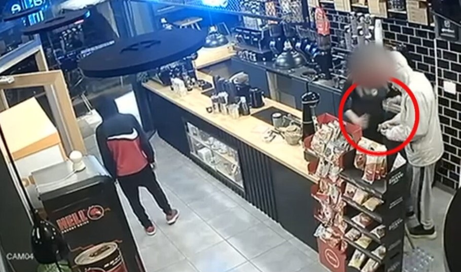 Θεσσαλονίκη: Θαρραλέα νεαρή σπρώχνει ένοπλο ληστή! Θεσσαλονίκη: Θαρραλέα νεαρή σπρώχνει ένοπλο ληστή!