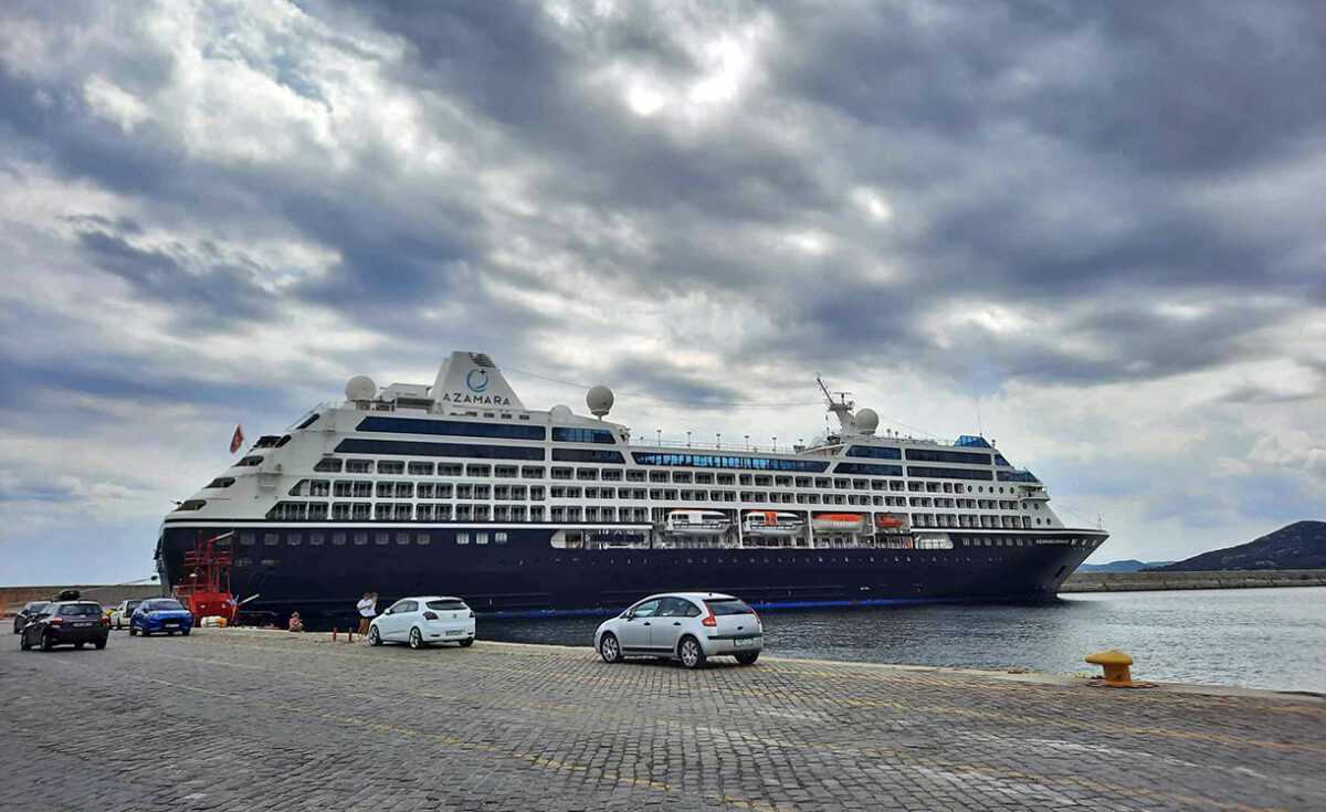 Το κρουαζιερόπλοιο «Riviera» στο λιμάνι της Καβάλας Το κρουαζιερόπλοιο «Riviera» στο λιμάνι της Καβάλας