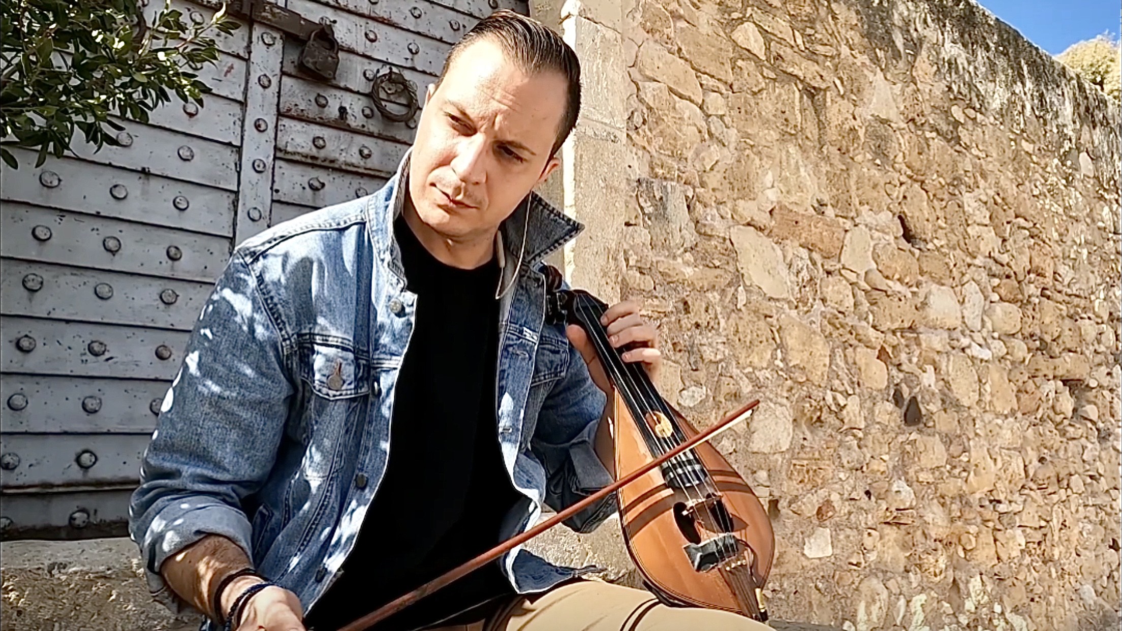 Αλέξανδρος Λύρα: “Ο χορός του πεσμένου αγγέλου” -Πρωτοπορεί στα μουσικά δρώμενα με την πεντάχορδη λύρα του (video) Αλέξανδρος Λύρα: “Ο χορός του πεσμένου αγγέλου” -Πρωτοπορεί στα μουσικά δρώμενα με την πεντάχορδη λύρα του (video)