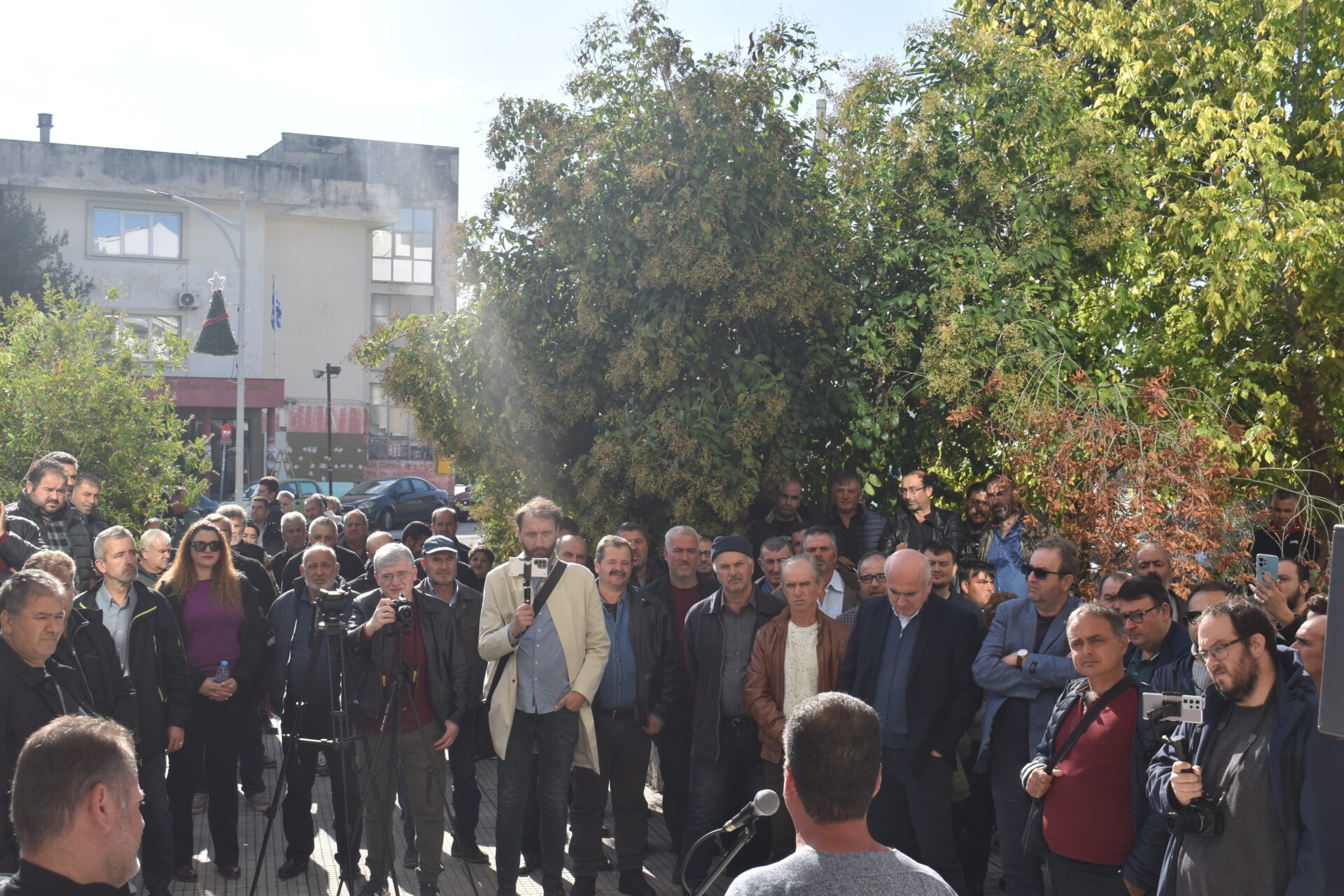 Κομοτηνή: Συγκέντρωση-διαμαρτυρία αγροτών και κτηνοτρόφων έξω από το κτίριο της ΠΑΜΘ για τις μειωμένες πληρωμές των επιδοτήσεων Κομοτηνή: Συγκέντρωση-διαμαρτυρία αγροτών και κτηνοτρόφων έξω από το κτίριο της ΠΑΜΘ για τις μειωμένες πληρωμές των επιδοτήσεων