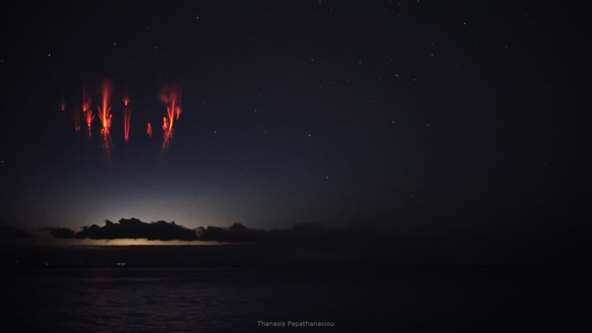 Τι είναι τα «κόκκινα ξωτικά» που εμφανίστηκαν στον ουρανό του Αιγαίου-Εξηγεί ο Σάκης Αρναούτογλου