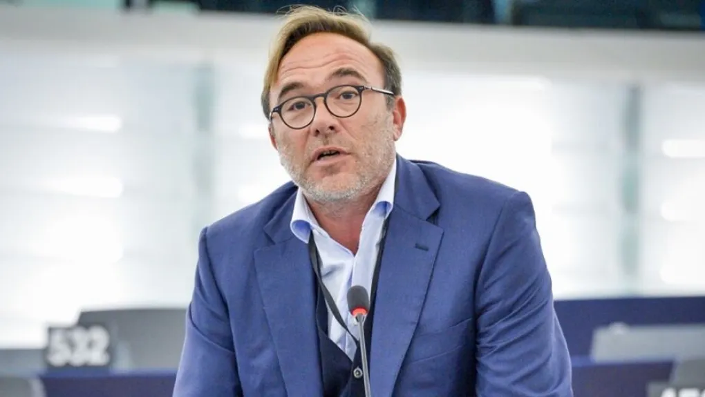 Ο Πέτρος Κόκκαλης παραιτείται από ευρωβουλευτής του ΣΥΡΙΖΑ και ανακοινώνει την ίδρυση νέου κόμματος