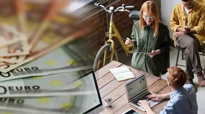 Τριετίες για λίγους, δούλεμα για πολλούς Τριετίες για λίγους, δούλεμα για πολλούς