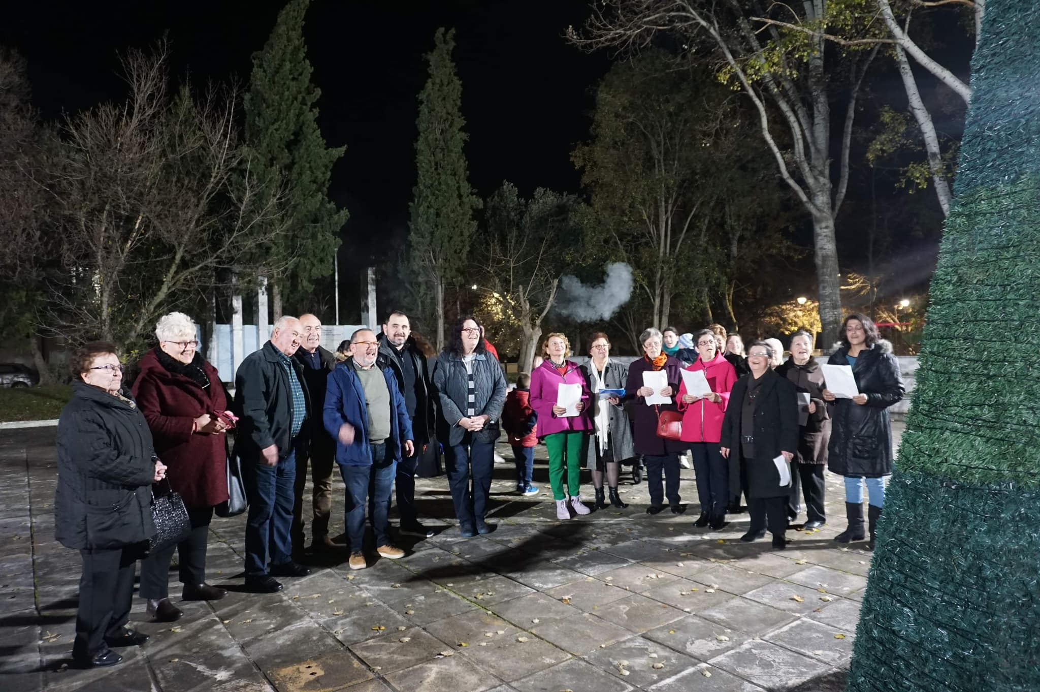 Φωταγωγήθηκε το Χριστουγεννιάτικο Δέντρο στο Νέο Σιδηροχώρι από το δήμαρχο Κομοτηνής (φωτος) Φωταγωγήθηκε το Χριστουγεννιάτικο Δέντρο στο Νέο Σιδηροχώρι από το δήμαρχο Κομοτηνής (φωτος)