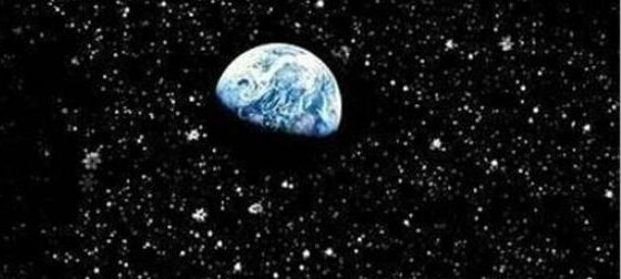 Σύμφωνα με νέες επιστημονικές εκτιμήσεις, η γη βρίσκεται στην άκρη ενός τεράστιου διαστημικού κενού..
