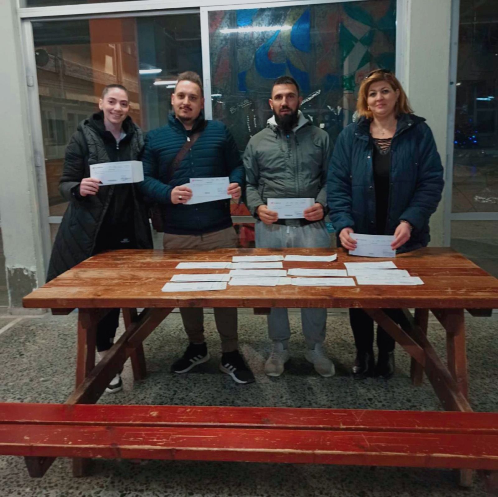 Μαθητές του Εσπερινού ΕΠΑΛ Κομοτηνής παρέδωσαν δωροεπιταγές σε άπορες οικογένειες για τις γιορτές
