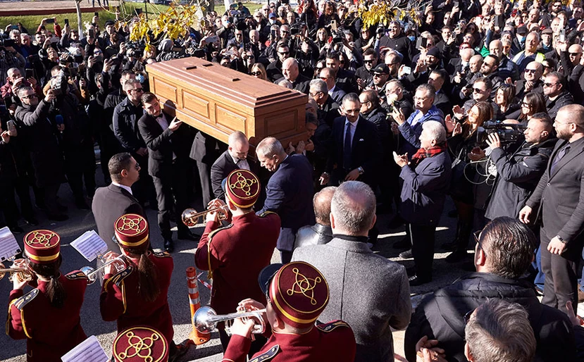 Χιλιάδες κόσμου στην κηδεία του Βασίλη Καρά -Ποιοι επώνυμοι παραβρέθηκαν (φωτος+video) Χιλιάδες κόσμου στην κηδεία του Βασίλη Καρά -Ποιοι επώνυμοι παραβρέθηκαν (φωτος+video)