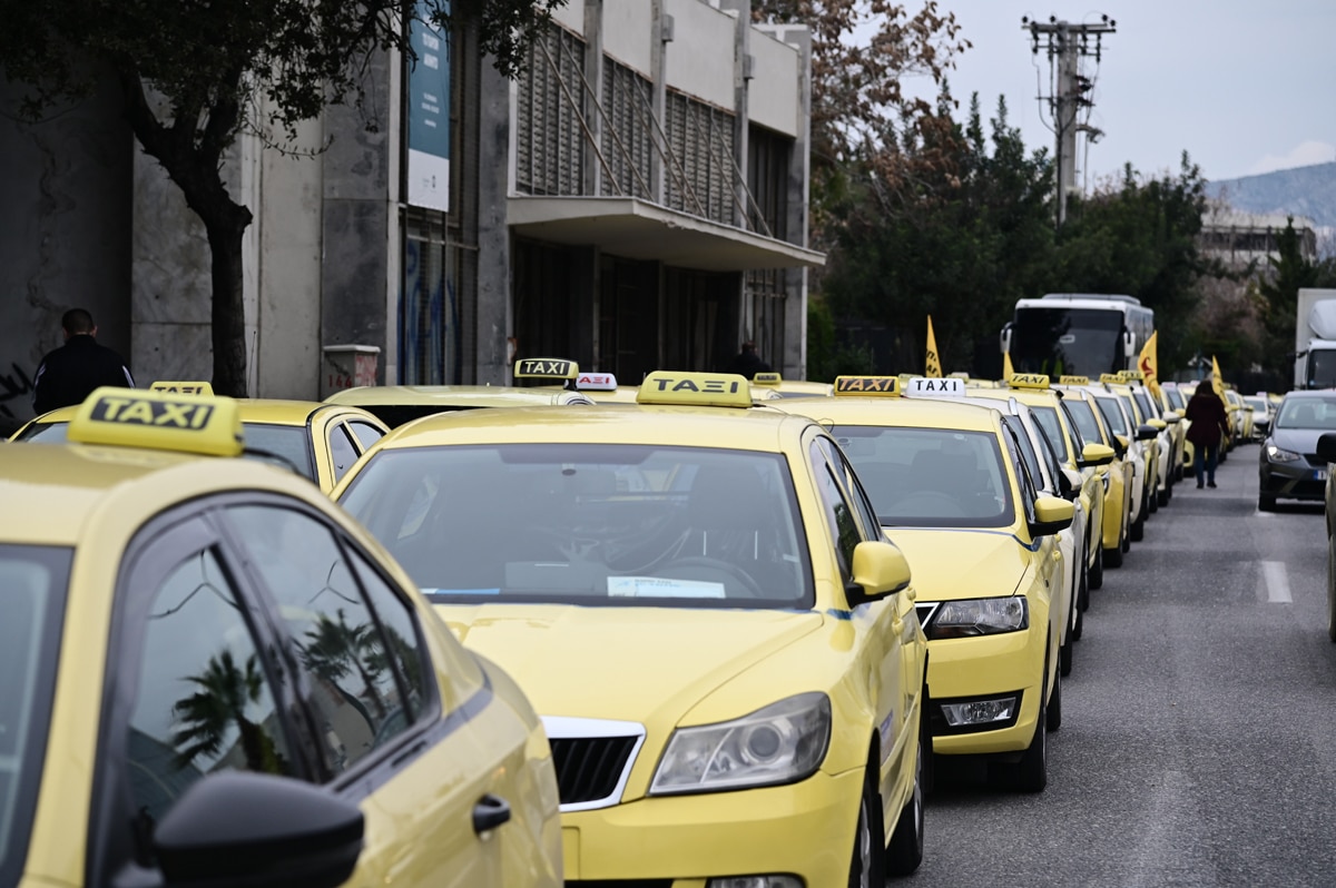 Σε 48ωρες επαναλαμβανόμενες απεργίες προχωρούν οι οδηγοί TAXI σε όλη τη χώρα Σε 48ωρες επαναλαμβανόμενες απεργίες προχωρούν οι οδηγοί TAXI σε όλη τη χώρα