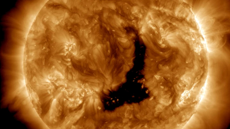 Διάστημα: Μια γιγαντιαία “τρύπα” στον Ήλιο  εκτοξεύει ταχύτατο ηλιακό άνεμο προς τον πλανήτη μας!