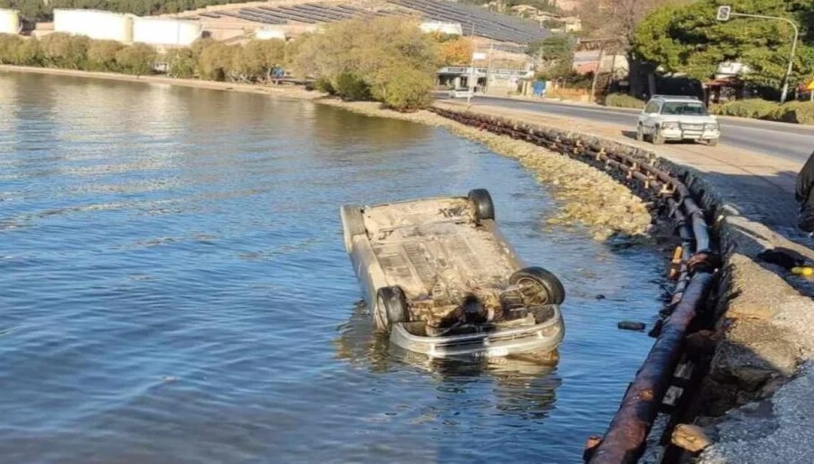 Βόλος: Αυτοκίνητο έπεσε στη θάλασσα ύστερα από τροχαίο ατύχημα Βόλος: Αυτοκίνητο έπεσε στη θάλασσα ύστερα από τροχαίο ατύχημα