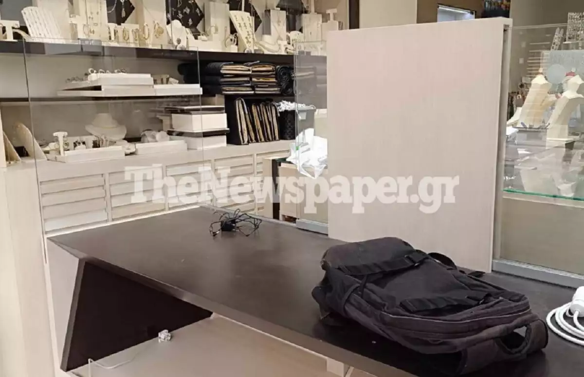 Βόλος: Εισέβαλλαν με αυτοκίνητο σε κοσμηματοπωλείο για να το ληστέψουν Βόλος: Εισέβαλλαν με αυτοκίνητο σε κοσμηματοπωλείο για να το ληστέψουν