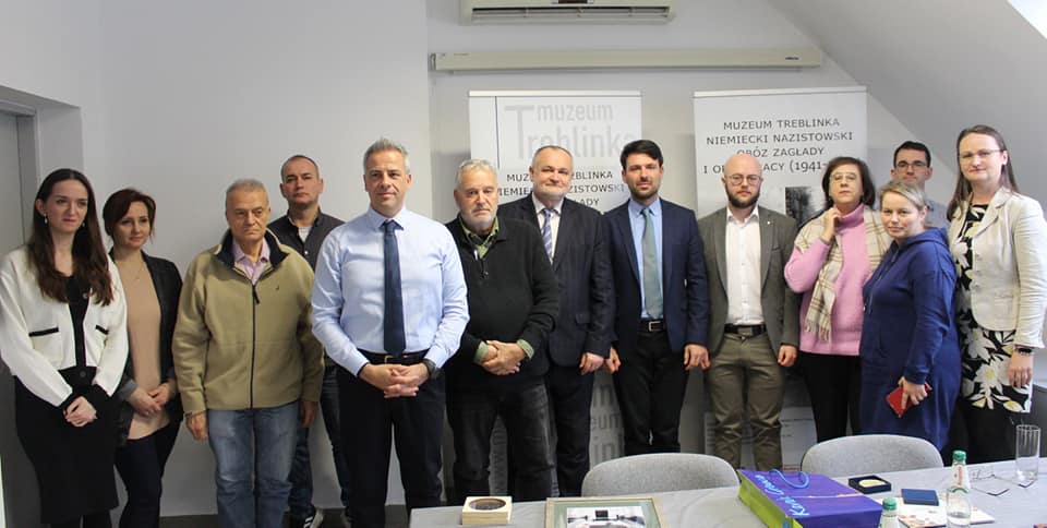 Το Μουσείο της Τρεμπλίνκα βράβευσε το Δήμαρχο Καβάλας για τη δημιουργία του Δικτύου Πόλεων κατά του Αντισημιτισμού Το Μουσείο της Τρεμπλίνκα βράβευσε το Δήμαρχο Καβάλας για τη δημιουργία του Δικτύου Πόλεων κατά του Αντισημιτισμού