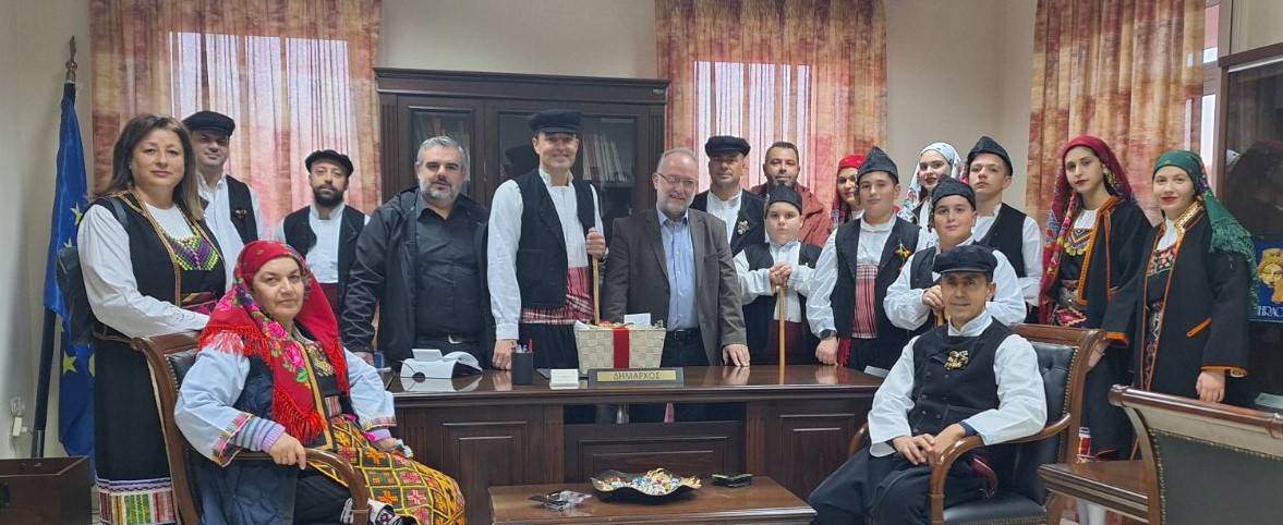 Κάλαντα στο Δήμαρχο Μαρωνείας Σαπών από τον Πολιτιστικό Όμιλο Ξυλαγανής Κάλαντα στο Δήμαρχο Μαρωνείας Σαπών από τον Πολιτιστικό Όμιλο Ξυλαγανής