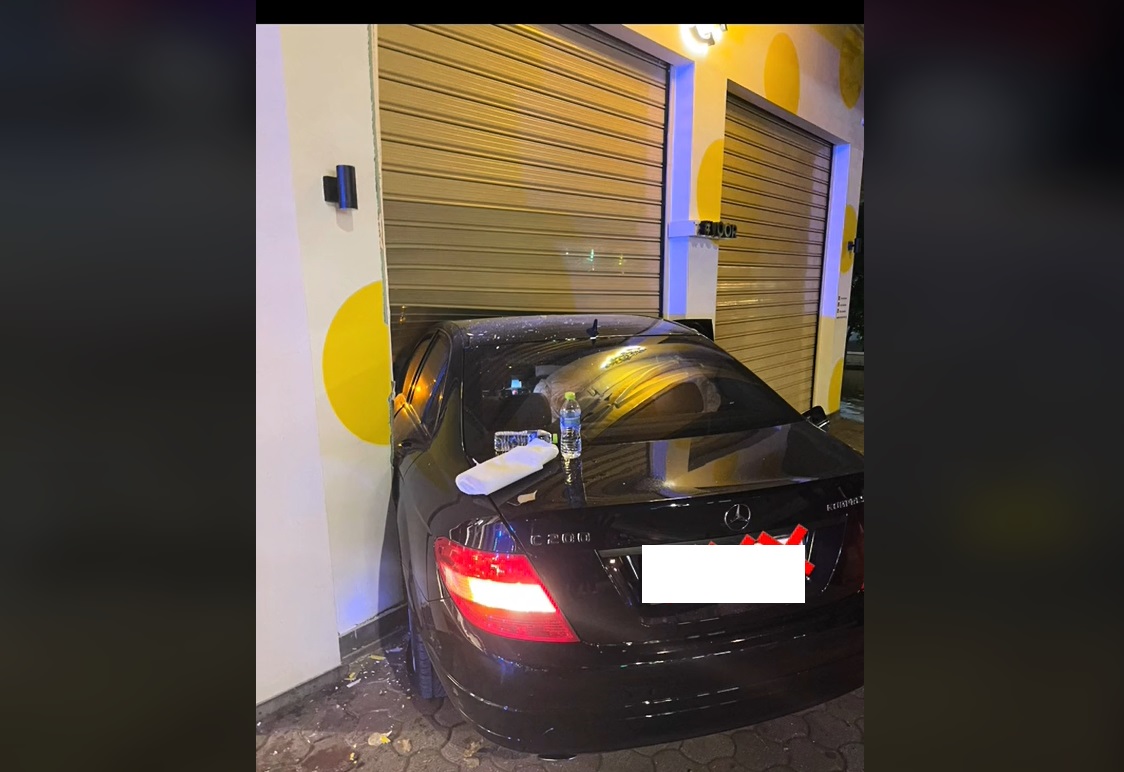 Θεσσαλονίκη: Αυτοκίνητο “έπεσε” σε βιτρίνα καταστήματος μετά από τροχαίο Θεσσαλονίκη: Αυτοκίνητο “έπεσε” σε βιτρίνα καταστήματος μετά από τροχαίο