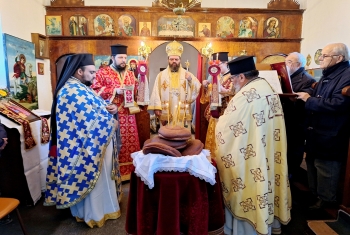 Θεία Λειτουργία στο ιερό παρεκκλήσιο Αγίου Γεωργίου του Δήμου Φιλλύρας Αρριανών Θεία Λειτουργία στο ιερό παρεκκλήσιο Αγίου Γεωργίου του Δήμου Φιλλύρας Αρριανών