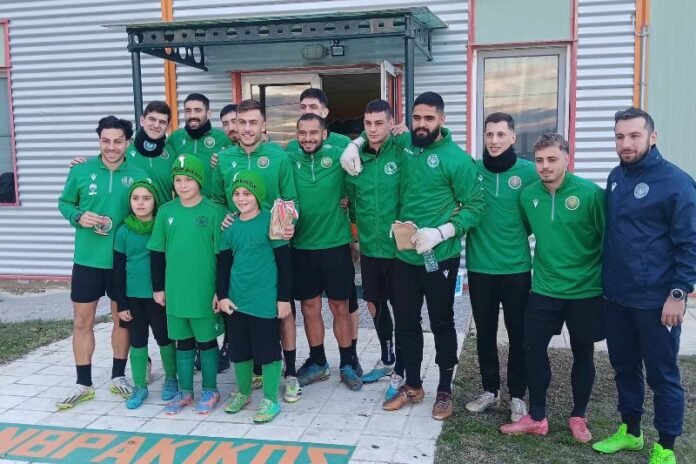 Οικογενειακά Χριστούγεννα στον Πανθρακικό με ένα ξεχωριστό δώρο των ακαδημιών στους ποδοσφαιριστές της ανδρικής ομάδας Οικογενειακά Χριστούγεννα στον Πανθρακικό με ένα ξεχωριστό δώρο των ακαδημιών στους ποδοσφαιριστές της ανδρικής ομάδας