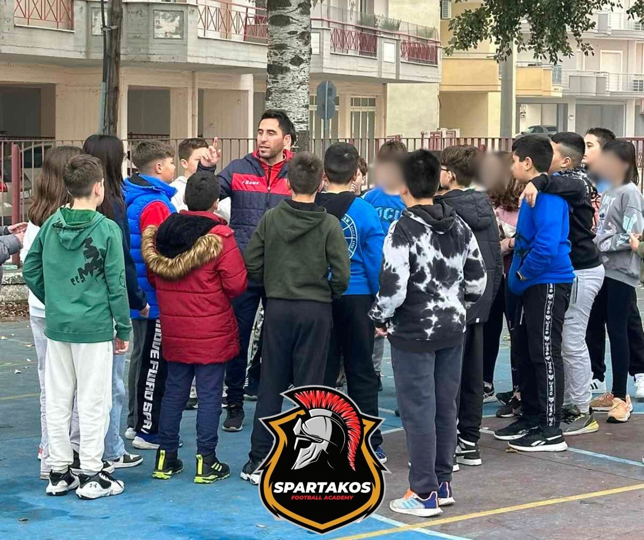 Οι προπονητές της ακαδημίας του Σπάρτακου Αγίων Θεοδώρων επισκέφτηκαν το 6ο δημοτικό σχολείο Κομοτηνής Οι προπονητές της ακαδημίας του Σπάρτακου Αγίων Θεοδώρων επισκέφτηκαν το 6ο δημοτικό σχολείο Κομοτηνής