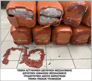 Θεσσαλονίκη: Κατασχέθηκαν περισσότερα από 54 κιλά ακατέργαστης κάνναβης και 259 γραμμάρια κοκαΐνης Θεσσαλονίκη: Κατασχέθηκαν περισσότερα από 54 κιλά ακατέργαστης κάνναβης και 259 γραμμάρια κοκαΐνης
