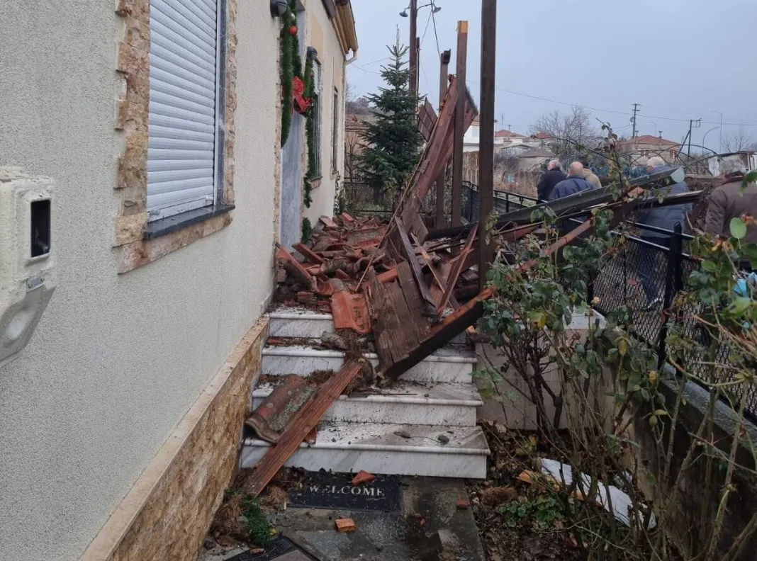 Έβρος: Ζημιές προκάλεσε ανεμοστρόβιλος στο χωριό Αμόριο (φωτος) Έβρος: Ζημιές προκάλεσε ανεμοστρόβιλος στο χωριό Αμόριο (φωτος)