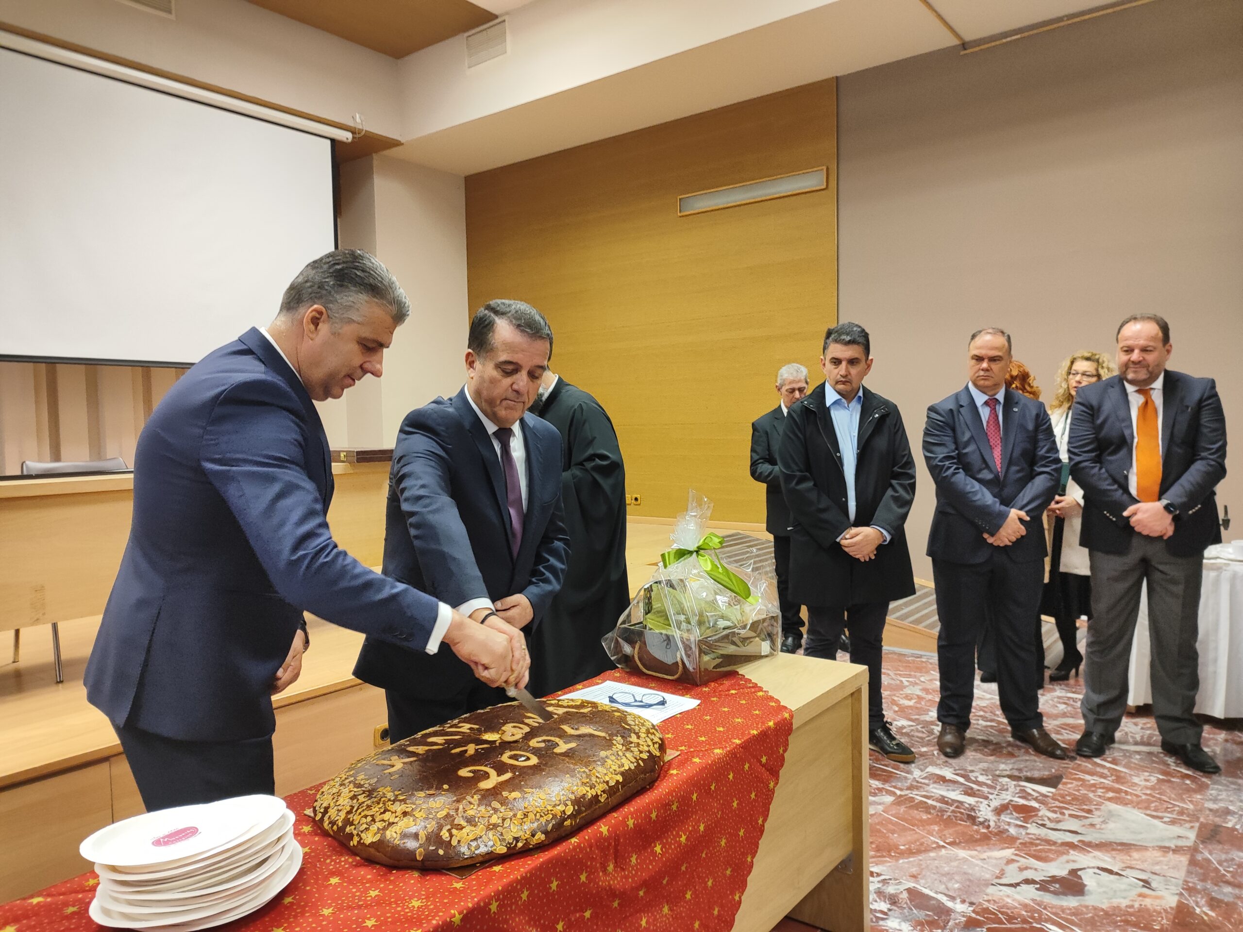 Koπή της πρωτοχρονιάτικης πίτας στην Περιφέρεια ΑΜΘ Koπή της πρωτοχρονιάτικης πίτας στην Περιφέρεια ΑΜΘ