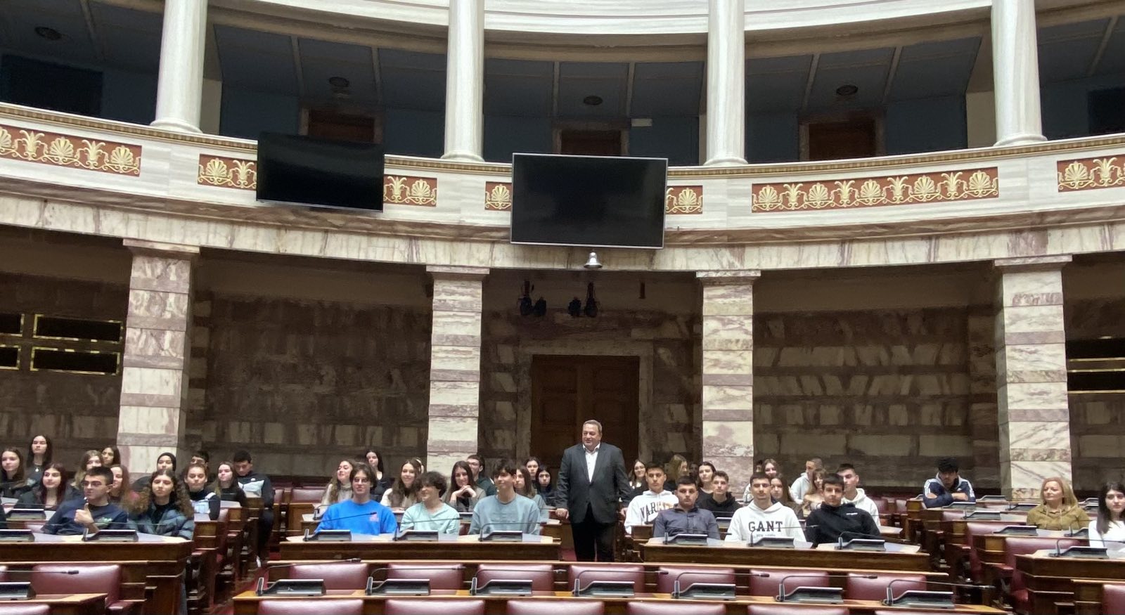 Επίσκεψη 107 μαθητών του 2ου Λυκείου Κομοτηνής στον βουλευτή Ροδόπης Ευριπίδη Στυλιανίδη στη Βουλή (φωτος) Επίσκεψη 107 μαθητών του 2ου Λυκείου Κομοτηνής στον βουλευτή Ροδόπης Ευριπίδη Στυλιανίδη στη Βουλή (φωτος)