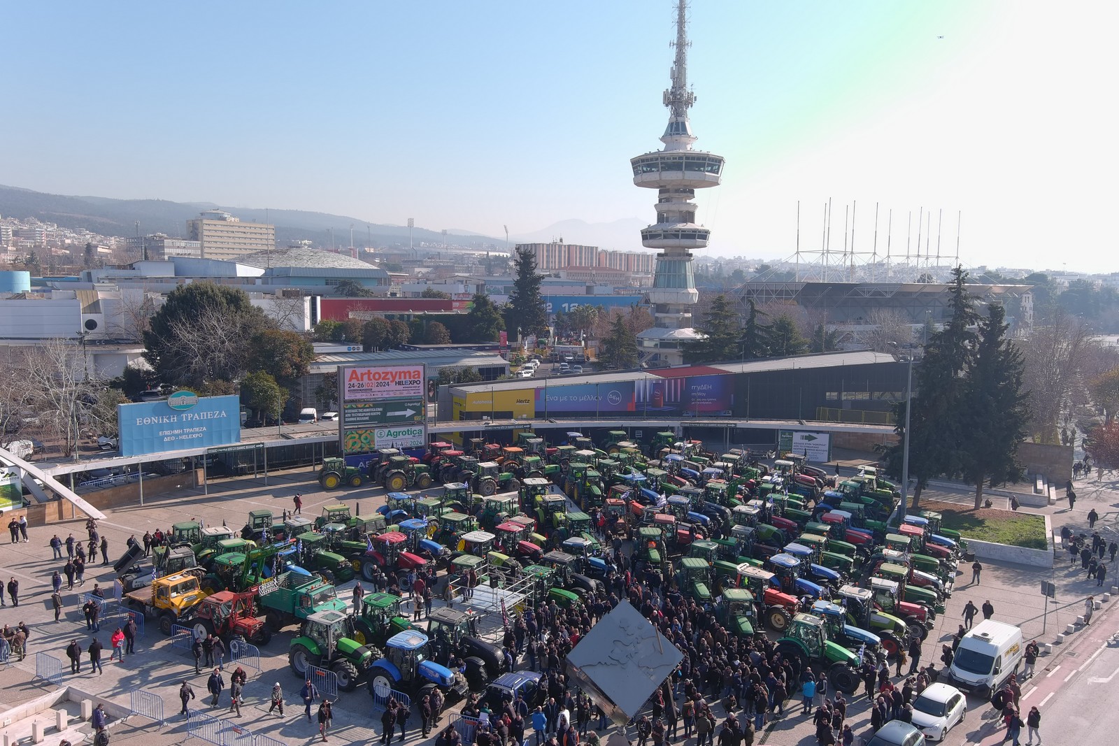 Οι αγρότες με τρακτέρ στη Θεσσαλονίκη Οι αγρότες με τρακτέρ στη Θεσσαλονίκη