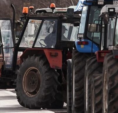 Συμβολική διαμαρτυρία από αγρότες και κτηνοτρόφους με τρακτέρ στην κεντρική πλατεία της Ξάνθης Συμβολική διαμαρτυρία από αγρότες και κτηνοτρόφους με τρακτέρ στην κεντρική πλατεία της Ξάνθης