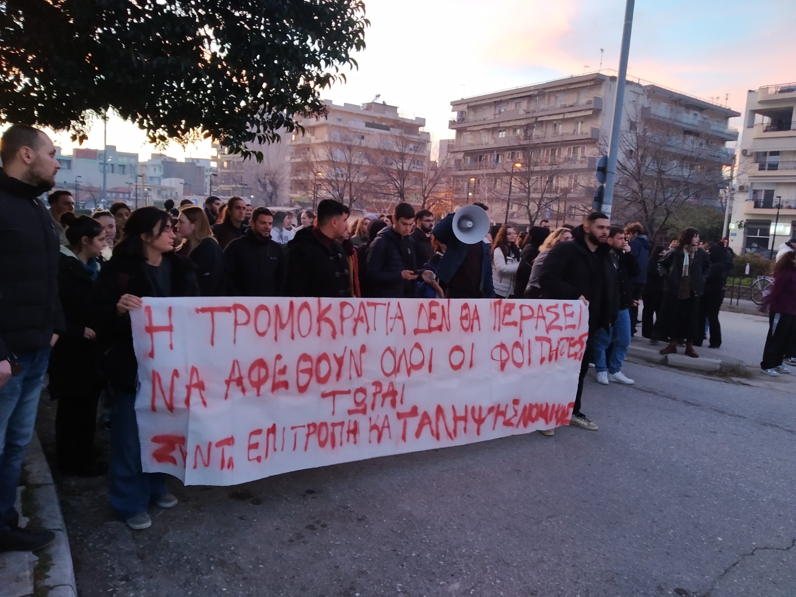 Συγκέντρωση φοιτητών έξω από το αστυνομικό μέγαρο, όπου έχουν οδηγηθεί οι προσαχθέντες (βίντεο-φώτος)