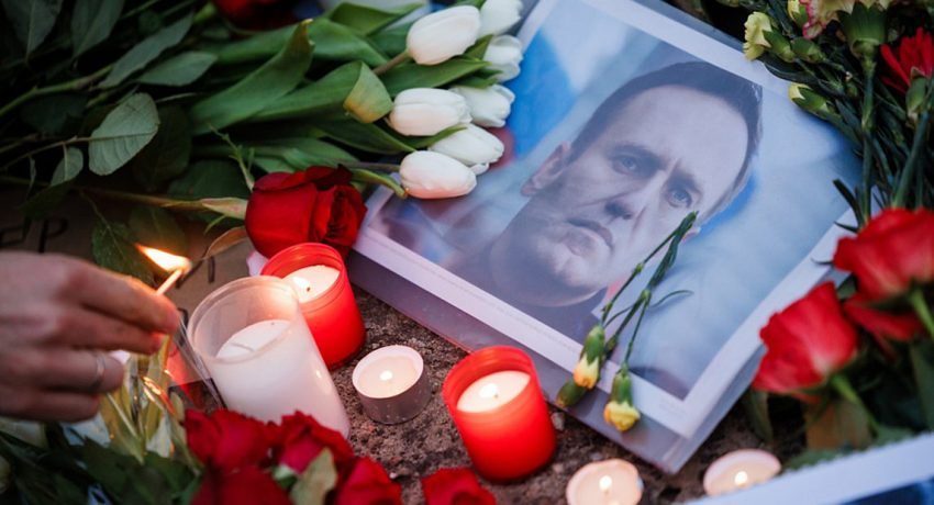 Ρωσία- Θάνατος Ναβάλνι: Μυστήριο με τον ξαφνικό θάνατο του αρχηγού της αντιπολίτευσης- Διαδηλώσεις σε όλο τον κόσμο: Φωνάζουν «Πούτιν, δολοφόνε!» Ρωσία- Θάνατος Ναβάλνι: Μυστήριο με τον ξαφνικό θάνατο του αρχηγού της αντιπολίτευσης- Διαδηλώσεις σε όλο τον κόσμο: Φωνάζουν «Πούτιν, δολοφόνε!»