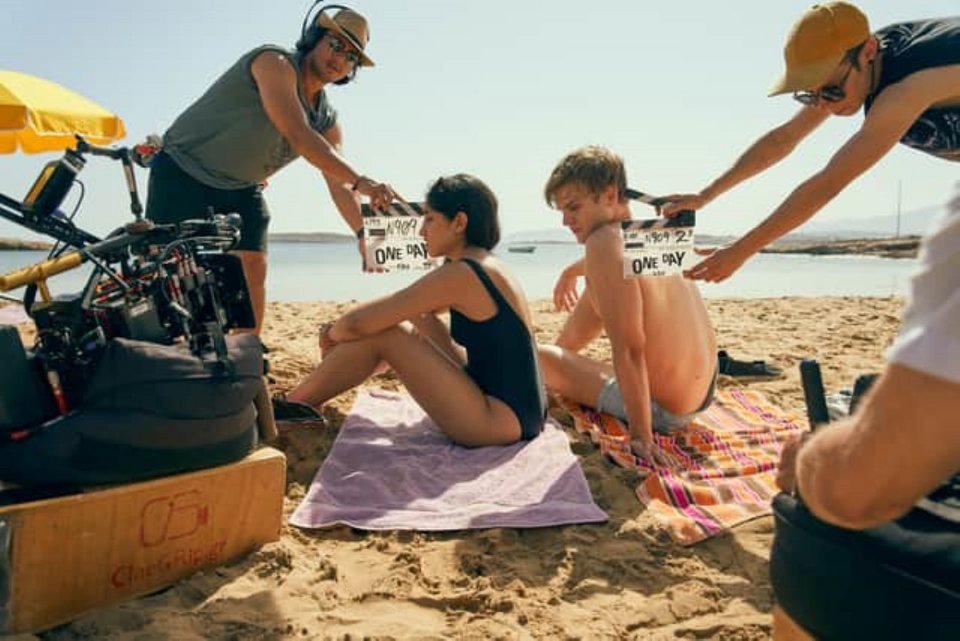 “One Day”: Η No 1 σειρά του Netflix που έκανε γυρίσματα στην Ελλάδα, σε νησί των Κυκλάδων “One Day”: Η No 1 σειρά του Netflix που έκανε γυρίσματα στην Ελλάδα, σε νησί των Κυκλάδων