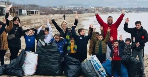 Οι μικροί αθλητές του Εθνικού Αλεξανδρούπολης καθάρισαν παραλία από τα σκουπίδια