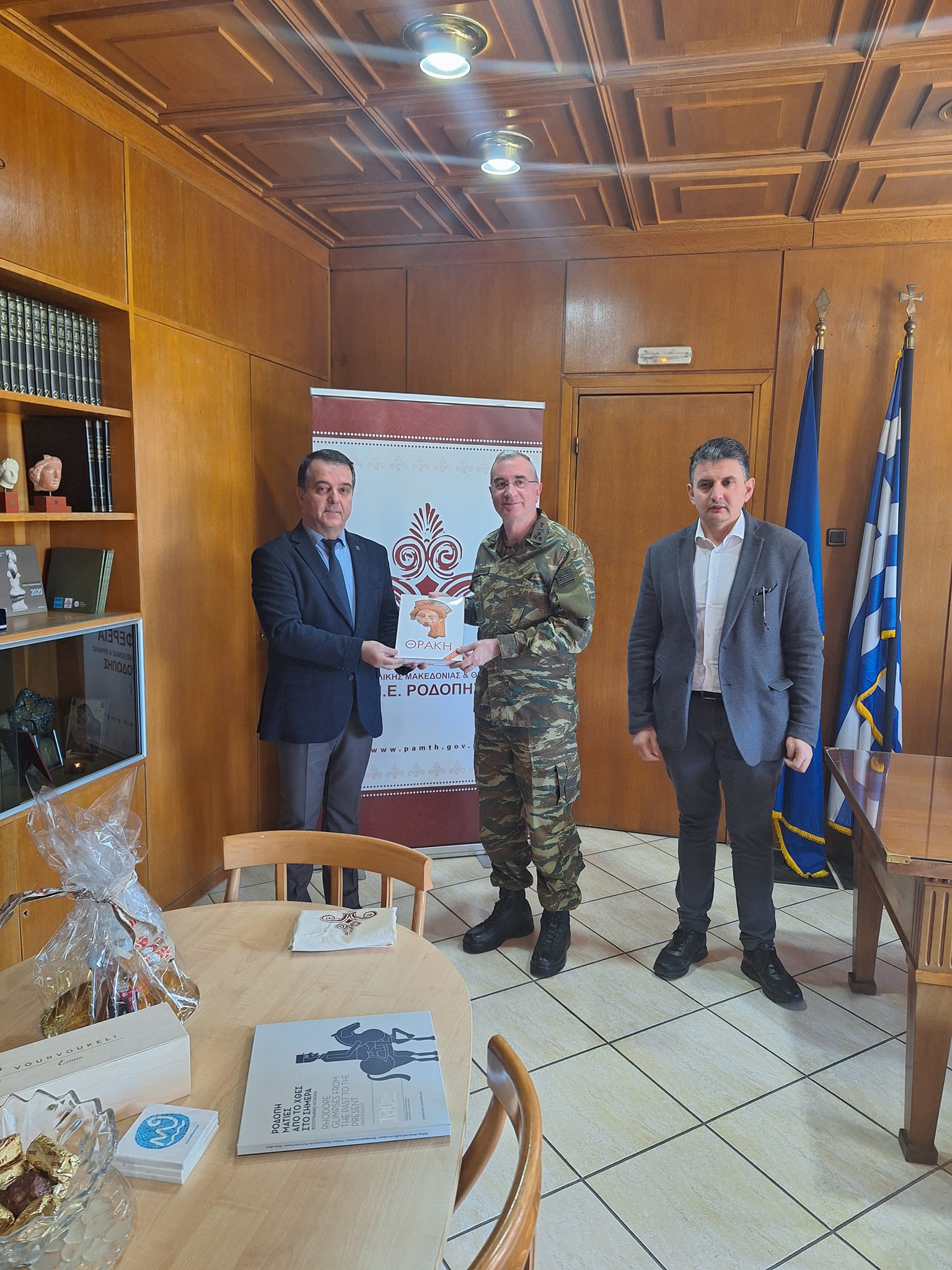 Ο Μανώλης Ταπατζάς συναντήθηκε το Διοικητή του Δ’ Σώματος Στρατού Ο Μανώλης Ταπατζάς συναντήθηκε το Διοικητή του Δ’ Σώματος Στρατού